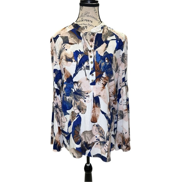 Entro Blue and White Floral Top - Picture 2 of 9